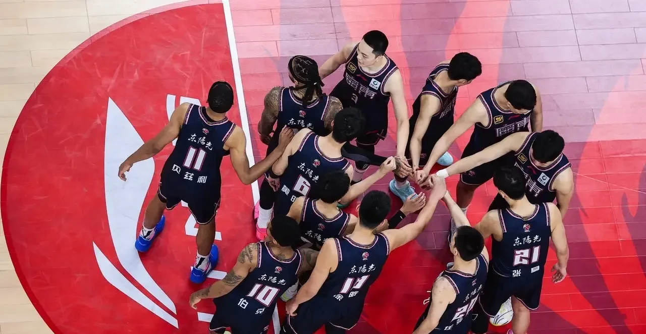 开云体育-赛地聚焦:荷甲转会期热度飙升,广东宏远完成体检,媒体盛赞,更衣室氛围转暖的简单介绍